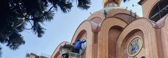 Установка мозаичных икон